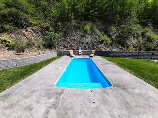 Bear Paw Splash cabin's outdoor swimming pool. 